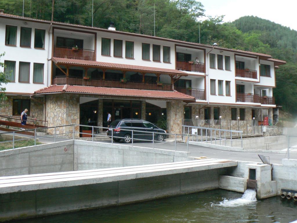 Fisherman'S Hut Family Hotel Beden エクステリア 写真